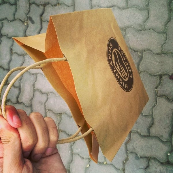 Highlands Coffee là một trong những thương hiệu tiên phong sử dụng túi giấy Highlands Coffee là một trong những thương hiệu tiên phong sử dụng túi giấy